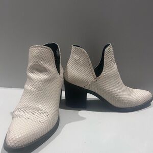 Steve Madden Women’s Leather Snakeskin look light Cream Ankle Boots - size 7.5